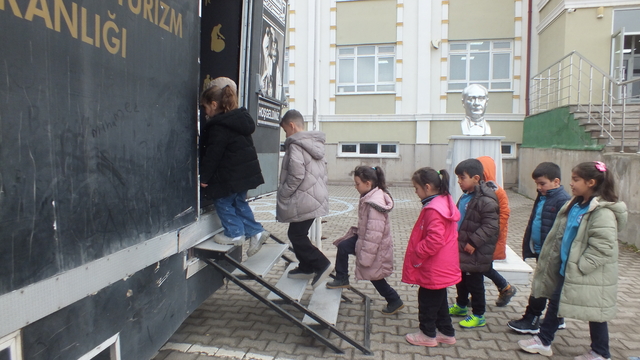 "Gezen Sinema Tırı" Ulaş'ta çocuklarla buluştu