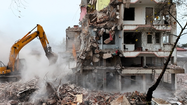 Sındırgı'da deprem sonrası yıkımlar yeniden başladı