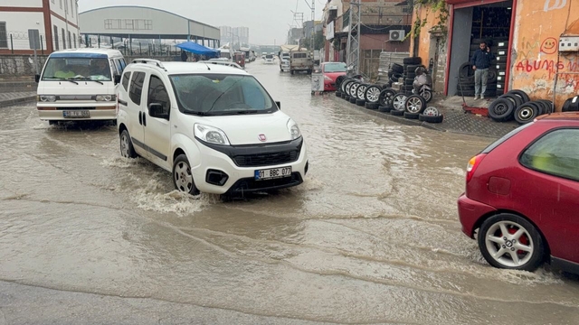 Adana'da yağmur hayatı olumsuz etkiledi: Semt pazarı göle döndü