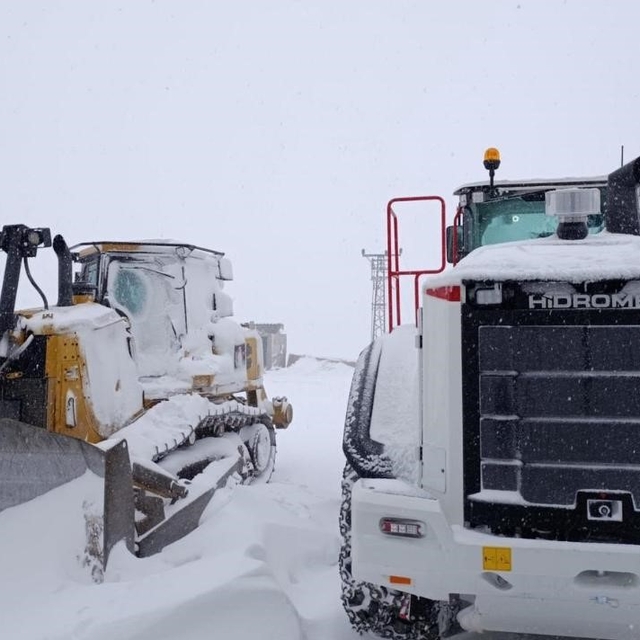 Şırnak'ta kar yolları kapattı, beyaz esaret başladı