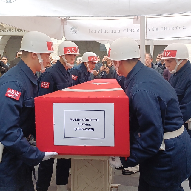 Trafik kazasında hayatını kaybeden genç üsteğmen toprağa verildi