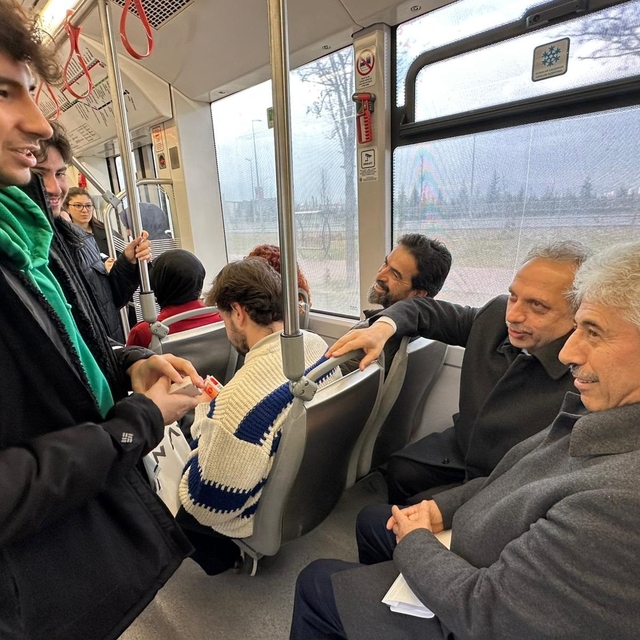 Başkan Yalçın meclis toplantısına tramvayla gitti