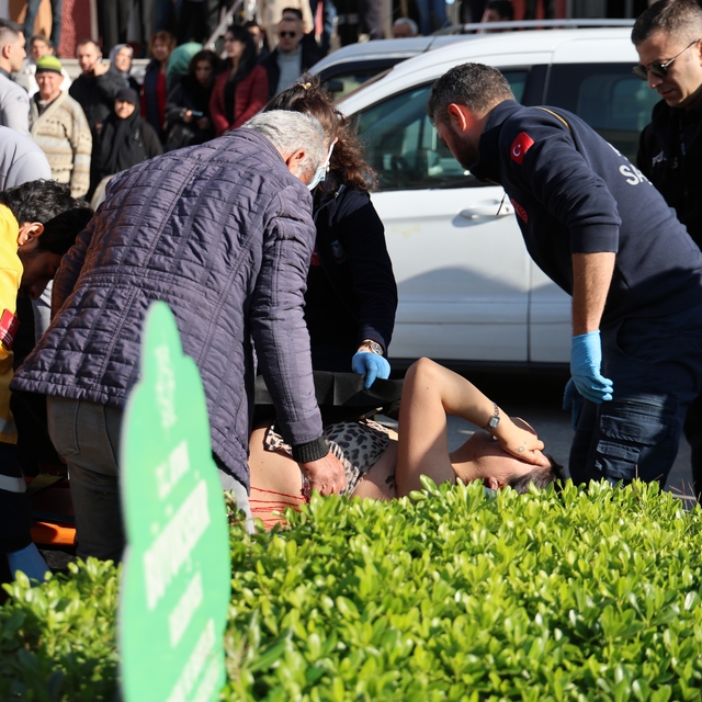 Boşanma duruşmasından çıktı, eşini sırtından bıçakladı
Öfkeli kocayı, polis...