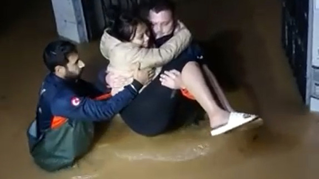 Sağanakta evinde mahsur kalan yabancı uyruklu kadını ekipler kurtardı