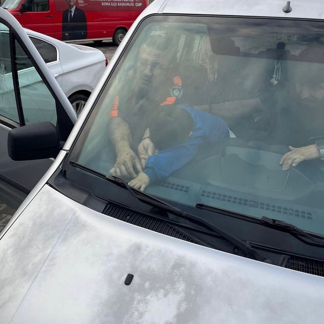 Parmakları aracın havalandırmasına sıkışan çocuğu itfaiye kurtardı