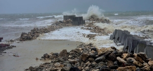 Zonguldak'ta fırtına nedeniyle dalga boyu 4 metreye ulaştı