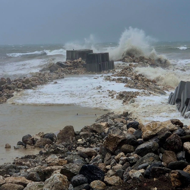 Zonguldak'ta fırtına nedeniyle dalga boyu 4 metreye ulaştı