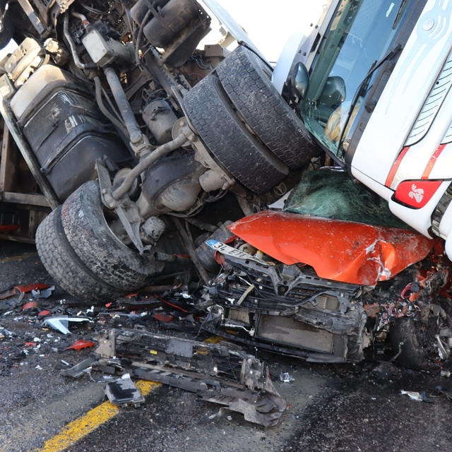 Posof'ta buzda kayan iki tır ve bir otomobil birbirine girdi: 1 yaralı