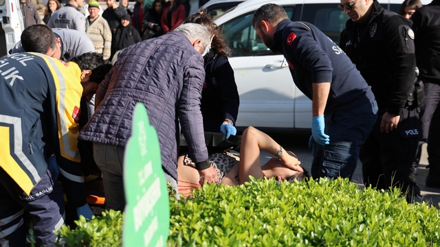 Boşanma duruşmasından çıktı, eşini sırtından bıçakladı
Öfkeli kocayı, polis havaya ateş açarak durdurdu