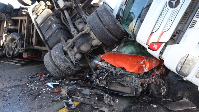 Posof'ta buzda kayan iki tır ve bir otomobil birbirine girdi: 1 yaralı