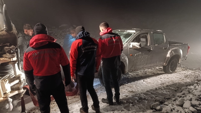 Erzincan'da karda mahsur kalan 4 kişiyi JAK ekipleri kurtardı