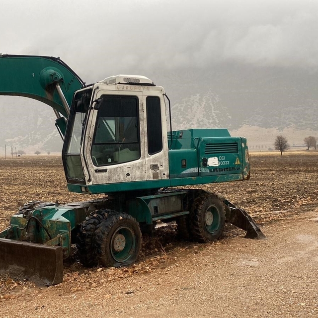 DSİ'ye ait kepçe ile define arandığı iddiasını bölgede bulunan sigara izmar...