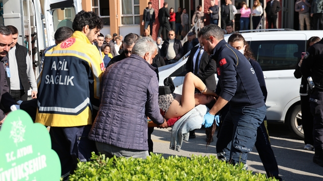 Saldırı anı an be an güvenlik kamerasına yansıdı
Öfkeli koca boşanma aşamasındaki eşini duruşma çıkışı defalarca bıçakladı