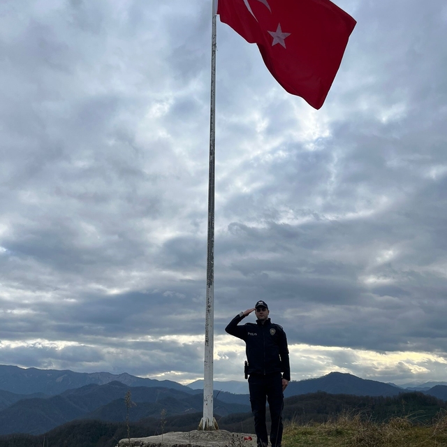 Giresun Valiliği müdahale etti; Yıpranan Türk bayrağı yenilendi