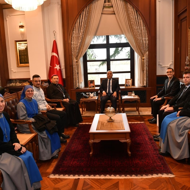 Santa Maria Katolik Kilisesi Episkoposu Antuan Ilgıt'tan Vali Yıldırım'a zi...