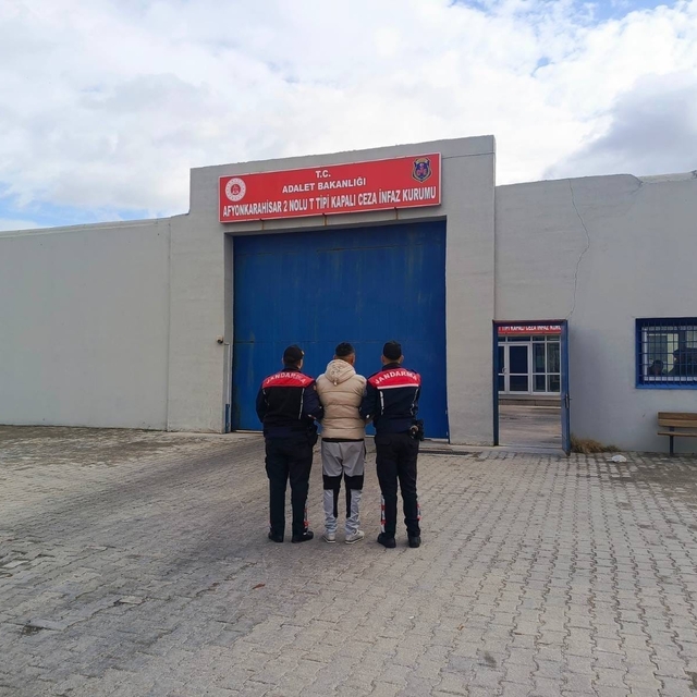 Jandarma çeşitli suçlardan aranan 42 kişiyi yakaladı