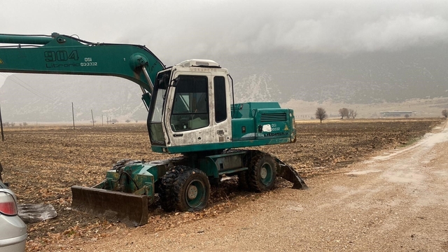 DSİ'ye ait kepçe ile define arandığı iddiasını bölgede bulunan sigara izmaritinin DNA örnekleri aydınlatacak
