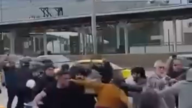 Bursa'da savaşı andıran kavga kamerada: Kimi kaskını miğfer yaptı, kimi sopayı kılıç gibi kullandı
Taşlar, sopalar, yumruklar havada uçuştu: İki grup arasındaki kavgada ilginç kareler