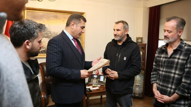 Gazeteciler, Düzce'nin il olduğu günün Resmi Gazetesi'ni Vali Aslan'a hediye etti