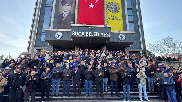 Buca Belediyesi işçileri ödenmeyen maaşlar nedeniyle iş bıraktı