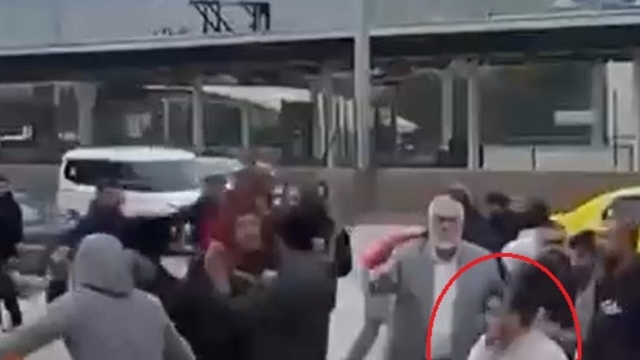 Demir sopa ve yumruklarla birbirine saldırdılar