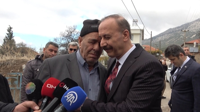 Kayıp baş arama çalışmalarında acılı baba, Vali Erin'e sarılarak gözyaşlarına boğuldu
Isparta Valisi Abdullah Erin, "Bu cinayet aydınlatılıncaya kadar bize uyku haram"
Bölge kadavra köpekleri ve jandarma komando timleri tarafından didik didik aranıyor
Kayıp baş soruşturmasında 4 gözaltı