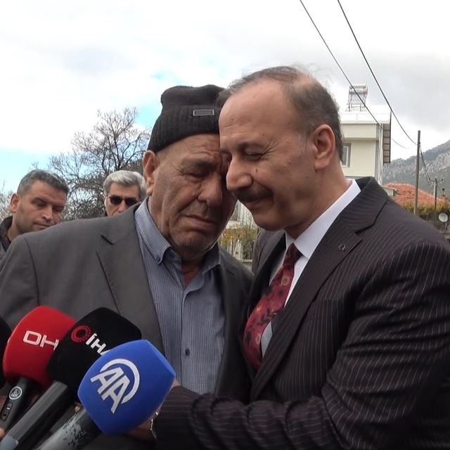 Kayıp baş arama çalışmalarında acılı baba, Vali Erin'e sarılarak gözyaşları...