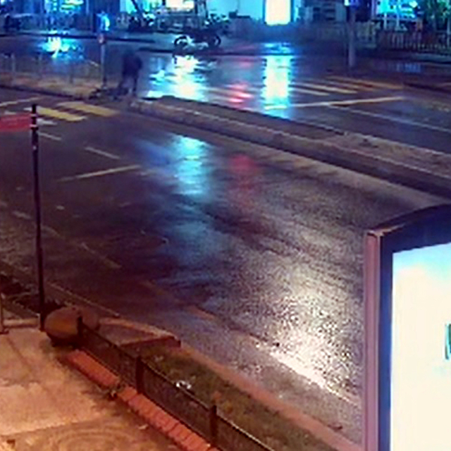 Alkollü ve ehliyetsiz sürücünün otomobili, karşı şeride geçip kaldırıma çık...