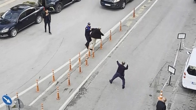 Samsun'da iki yaşlı adamın kavgasını araya girenler önledi
