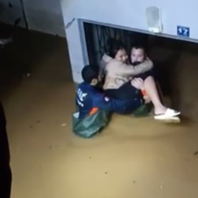 Sağanak sonrası evinde mahsur kalan kadını ekipler kurtardı