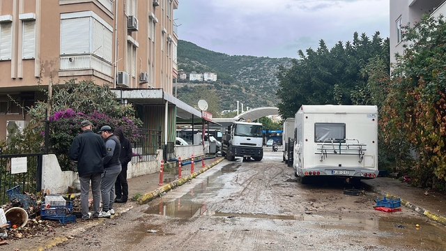 Alanya'da yağış hayatı olumsuz etkiledi