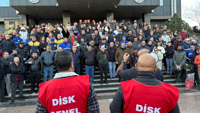Buca Belediyesinde işçiler yeniden iş bıraktı, çöpler birikmeye başladı
DİSK Genel-İş İzmir 6 No'lu Şube Başkanı Değer Yıldız:
"Yarın bu şehirde çöpler birikecek ve sorumlusu doğrudan Buca Belediye Başkanı Görkem Duman'dır"
