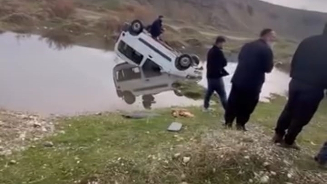 Batman'da hafif ticari araç yapay gölete uçtu, sürücü yaralandı