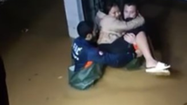 Sağanak sonrası evinde mahsur kalan kadını ekipler kurtardı