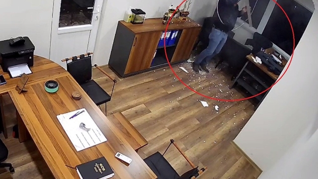 Tavana bastı, ofise düştü: Yara almadan kurtuldu