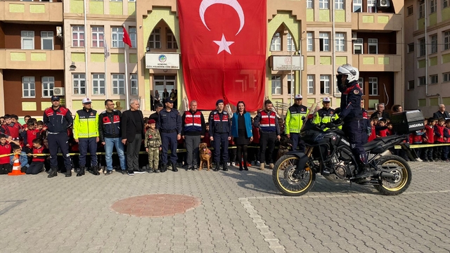 Kozan ilçesinde jandarma ekipleri öğrencilerle bir araya geldi