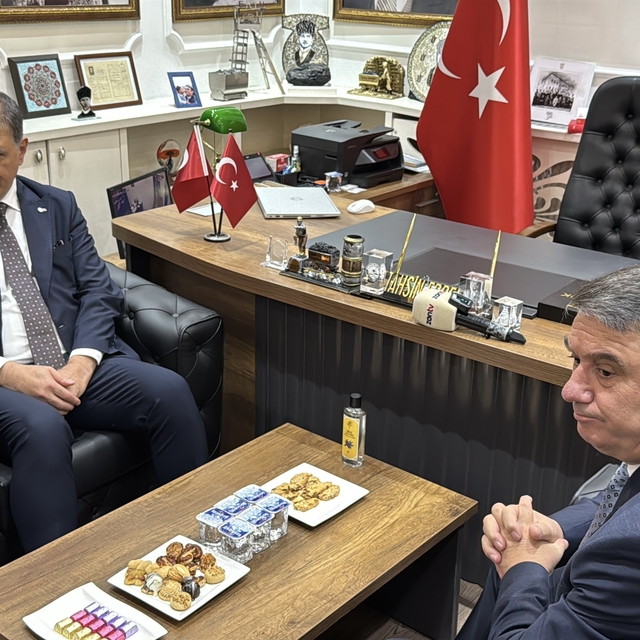 'Çıplak ayak' eylemine Başkan Cemil Tugay'dan yanıt
İzmir Büyükşehir Beledi...