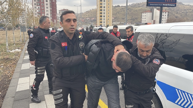Kayseri'de polisin "dur" ihtarına uymayarak kaçan 2 şüpheli yakalandı