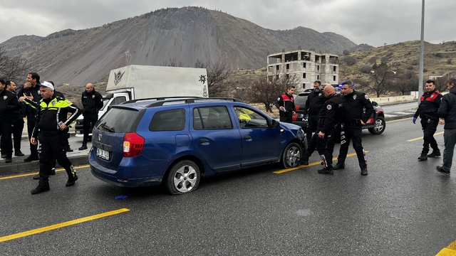 Polisten kaçan ehliyetsiz sürücü, otomobilinin lastiklerine ateş edilerek yakalandı