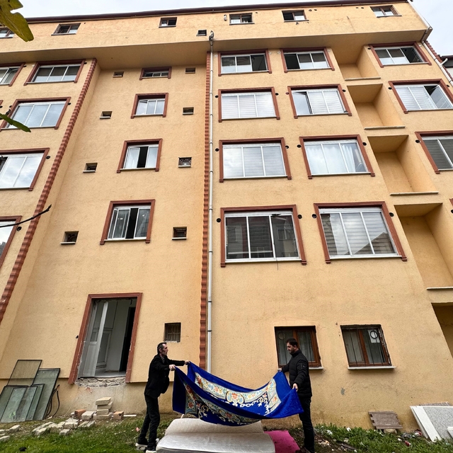 Mahsur kalan kedi için yatak taşıyıp battaniye gerdiler