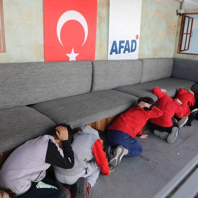 Deprem anı gerçekçi bir ortamda canlandırıldı