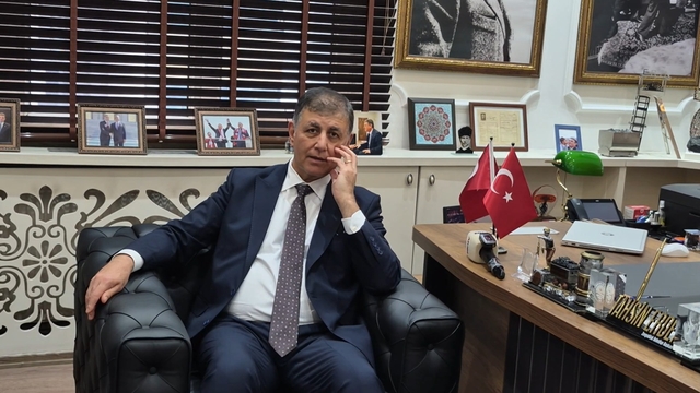 İzmir Büyükşehir Belediye Başkanı Tugay'dan 'çıplak ayaklı' eylem açıklaması