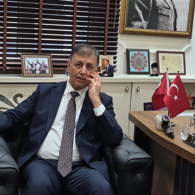 İzmir Büyükşehir Belediye Başkanı Tugay'dan 'çıplak ayaklı' eylem açıklamas...