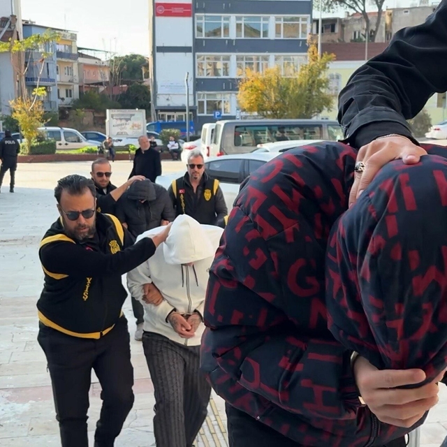 Eğlence mekanında tabancalı ve bıçaklı kavga: 1'i ağır, 2 yaralı