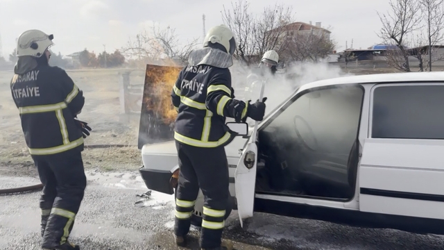 Seyir halindeki otomobilin motor kısmından alevler yükseldi