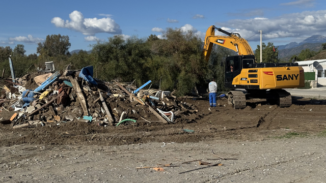 Fethiye sahilinde imara aykırı yapılar yıkılıyor