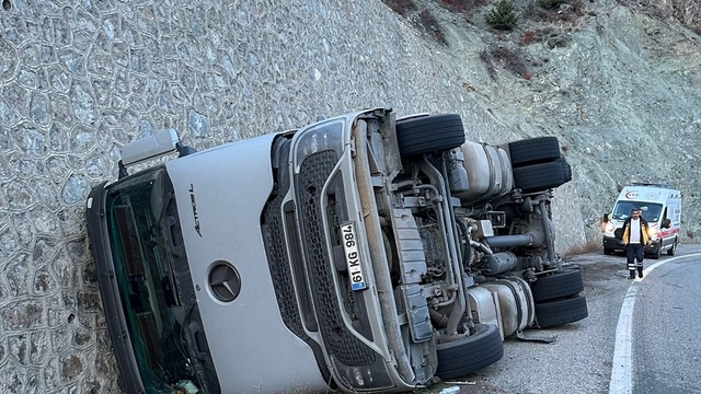 Artvin'de kömür yüklü tırın devrilmesi sonucu sürücü yaralandı