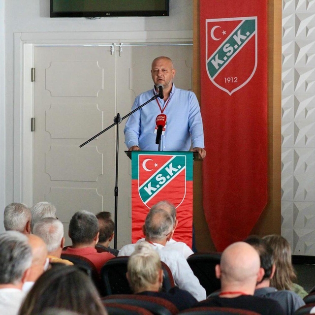 Karşıyaka Eski Başkanı Azat Yeşil'den istifa çağrısı