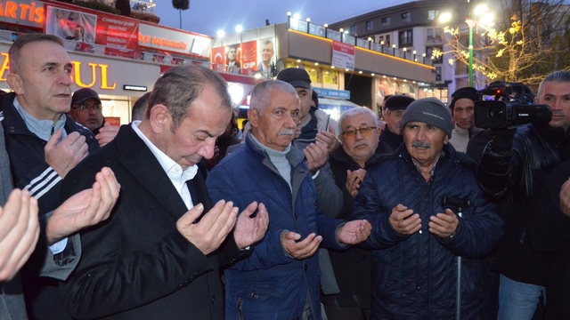 Tanju Özcan umre yolculuğuna dualarla uğurlandı
Bolu Belediye Başkanı Özcan:
"Bolu'nun daha güzel olması için çok dua edeceğim"