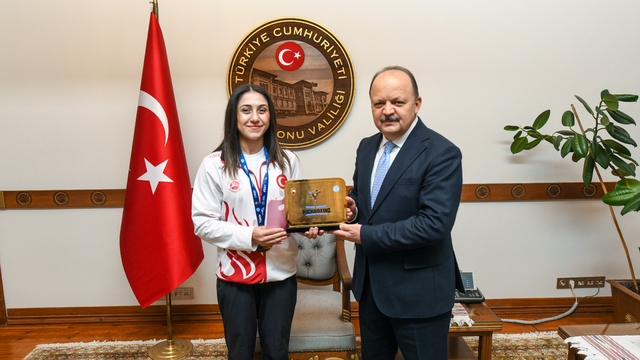 Kick Boks Dünya Şampiyonu Cığlıoğlu, Kastamonu Valisi Dallı'yı ziyaret etti